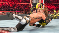 三重威胁赛，传奇大师VS神秘人雷尔VS萨摩亚·乔！《WWE RAW 2019.04.23》