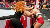 伊万斯邀来女子围观团，却遭女汉子强势反击！《WWE RAW 2019.05.07》