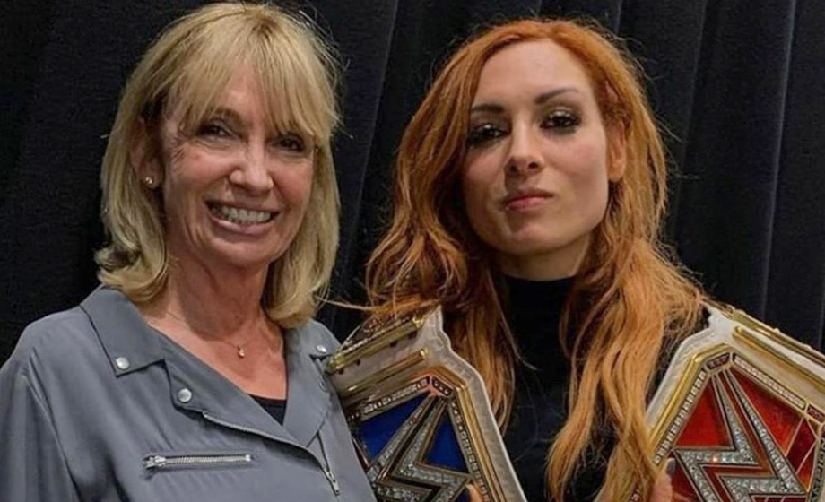 WWE超级明星和他们的妈妈一起庆祝母亲节！