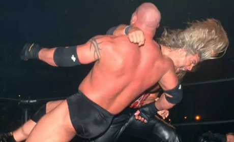 WWE最强战神有多厉害！几个人围攻，用上电棍才输比赛！