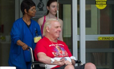 WWE瑞克·佛莱尔今日坐着轮椅出院，答谢医护人员与粉丝！