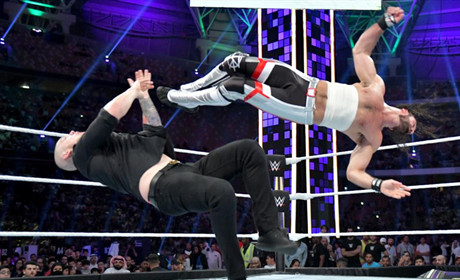 WWE塞斯带伤出战，同独狼死磕，大布黄雀在后！