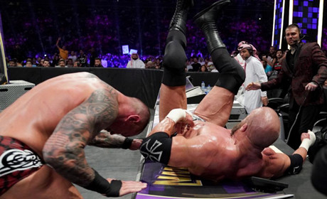 WWE毒蛇兰迪苦战王大锤，欲为巴蒂斯塔复仇！