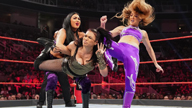 女子双打赛，标志双子狂虐当地摔角手！《WWE RAW 2019.06.11》