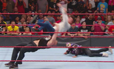 WWE大布在今日RAW上大开杀戒，雷尔父子遭殃！