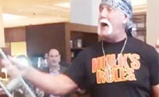 WWE霍根与粉丝在商场发生争执，网友表示言语太过激！