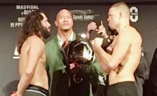 WWE巨石强森携头号恶棍腰带出席UFC244称重仪式！