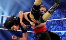 WWE贝莉强势入侵NXT，善纳·巴斯勒遭遇铁椅重击！