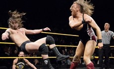 《强者生存》NXT冠军赛，双方均朝对方的伤处大下狠手！