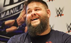 WWE欧胖再显爱心，为残疾人粉丝赠送贴心好礼！