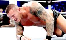 WWE毒蛇兰迪疑似在现场秀遭遇伤病，现场画面曝光！