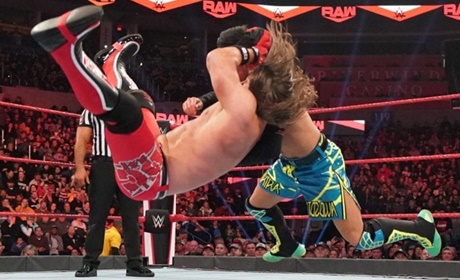 WWE兰迪吐槽现象级大师的RKO：瞧这老寒腿！