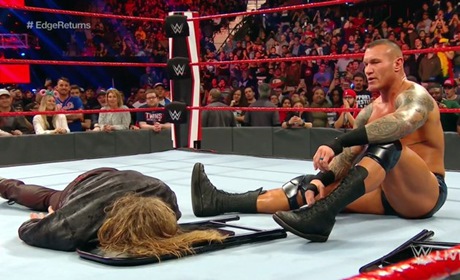 WWE艾吉遭毒蛇兰迪痛袭，现场嘘声震天！