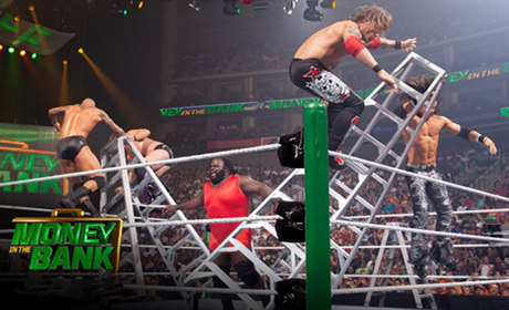 WWE老麦真够狠，自己看中的明星，直接捧得公文包！