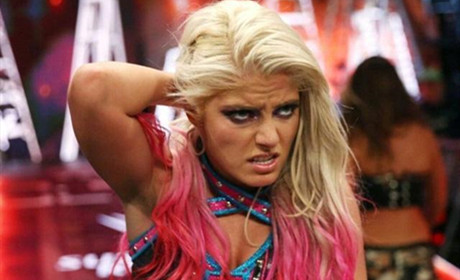 WWE小魔女被吐槽毫无摔角技巧，本人硬核回应！