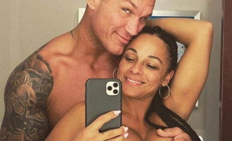 WWE兰迪·奥顿晒与娇妻在洗澡间的自拍，网友：真会玩！