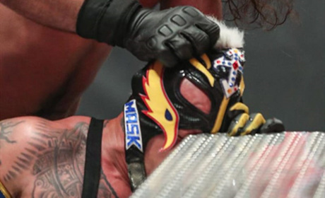 WWE塞斯已开始潜心钻研如何夺雷尔眼球，画面吓人！