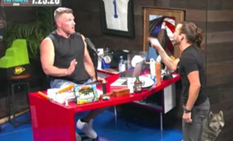 WWE亚当·科尔脱口秀现场掀桌爆粗，这是要受罚的节奏吗？
