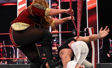 WWE大表妹因袭击工作人员遭罚款，如今气得连推特账号都删除了！