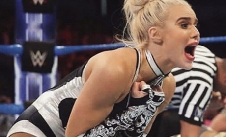 WWE拉娜在网上炮轰大表妹与黑桃女王，鲁瑟夫给出惊喜爆料！