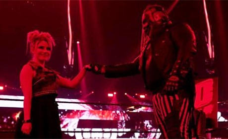 WWE疯狂暗示邪神与小魔女即将上演血色浪漫！