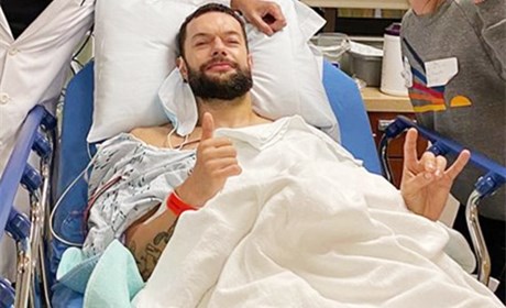 WWE恶魔王子晒病床照，下颚骨裂手术已完成！