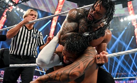 WWE罗曼戴着金手套参战，皮条绳，铁椅，铁质台阶都用上了！
