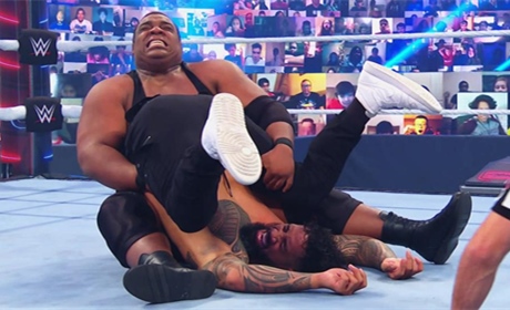 WWE《强者生存2020》男子战队5V5传统淘汰赛战况激烈，结局意外！