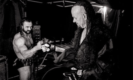 WWE公布送葬者在《强者生存2020》的后台照片，唯独他佩戴了口罩！