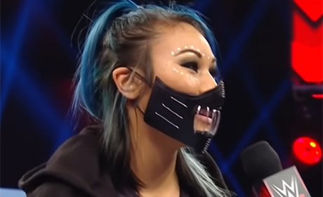 WWE米娅·艳正式实现RAW擂台首秀，结果面具却掉了...