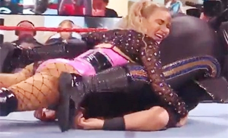 WWE拉娜压制大表妹的奇葩姿势引来鲁瑟夫调侃！