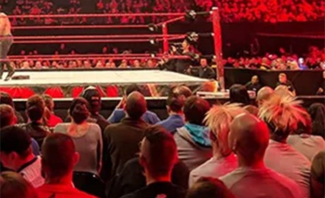 WWE有意安排粉丝来到现场，目前已是蠢蠢欲动！