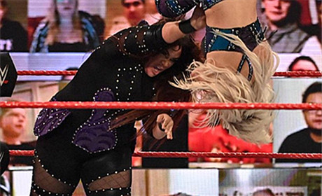 WWE奈娅·贾克斯怒摔布鲁克再遭嘘，大表妹发话了！
