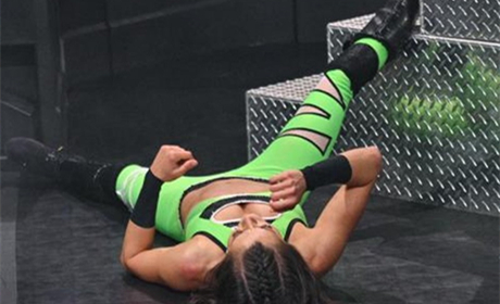 WWE李霞太狠了！李科学的女友被爆腿真骨折了！