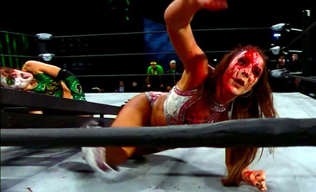 AEW上演女子硬核赛，布里特·贝克血染现场，头部流血严重！