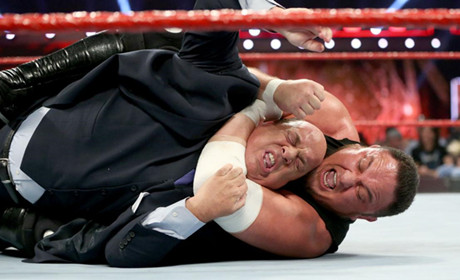 WWE保罗·海曼真卖命！居然下令萨摩亚·乔锁晕自己！