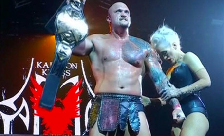 WWE卡里安·克罗斯击败芬·巴洛尔，拿下NXT冠军头衔！