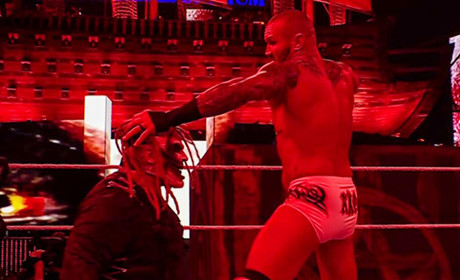 WWE邪神大战毒蛇，阿莱克萨现场狂飙黑血！
