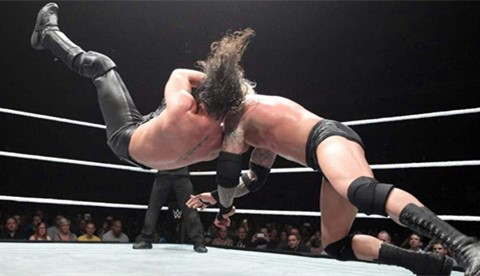 WWE冠军赛罕见的画面 兰迪竟被罗林斯RKO
