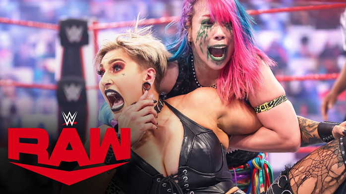 WWE《爆裂震撼2021》RAW女子冠军赛，现场太爆炸！
