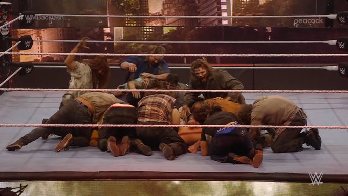 丧尸入侵WWE付费赛事现场，此人直接被生吞活剥！