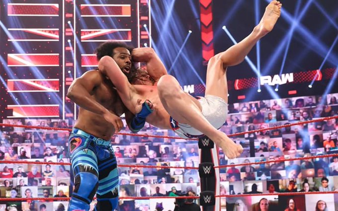 WWE里德尔使用毒蛇的RKO，今天兰迪总算做出回应了！