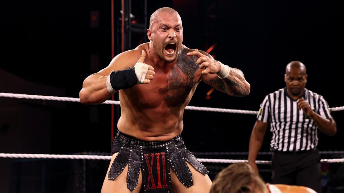 两位NXT现任冠军现身今日RAW后台，参赛并斩获大胜！