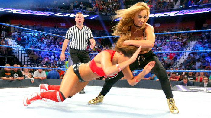 WWE卡梅拉现场秀出现重大走光，双方依然坚持打完比赛！