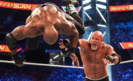 慢镜头回看WWE高柏受伤瞬间，战神真的老了！