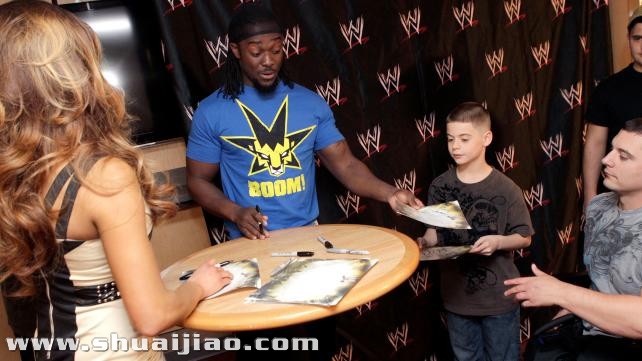 WWE超级巨星探访受伤战士