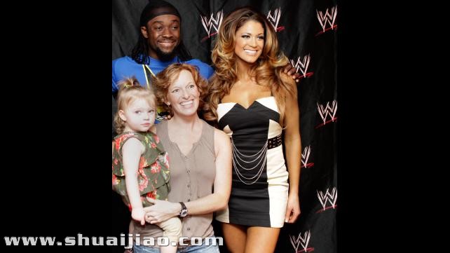 WWE超级巨星探访受伤战士