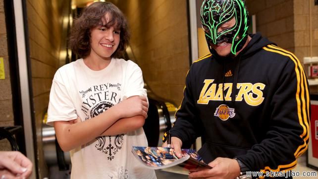 摔角巨星探访贫困儿童