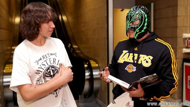 摔角巨星探访贫困儿童