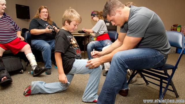 摔角巨星探访贫困儿童